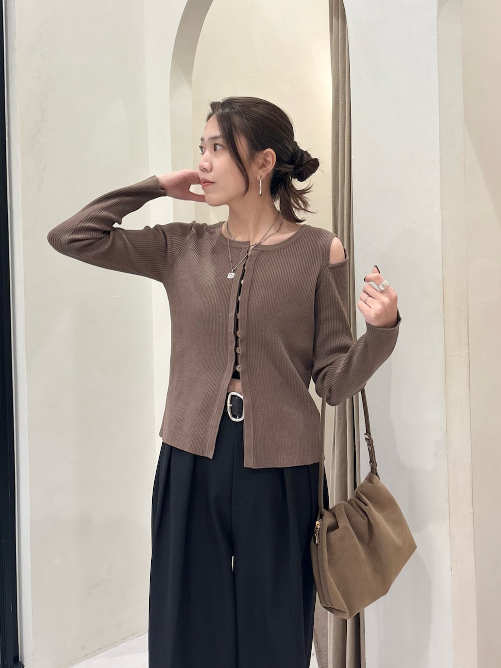 ブラウン系のカーディガン/ボレロ、ブラウン系のその他アウター、イエロー系のショルダーバッグを着用したレディースの冬コーディネートの3枚目の写真