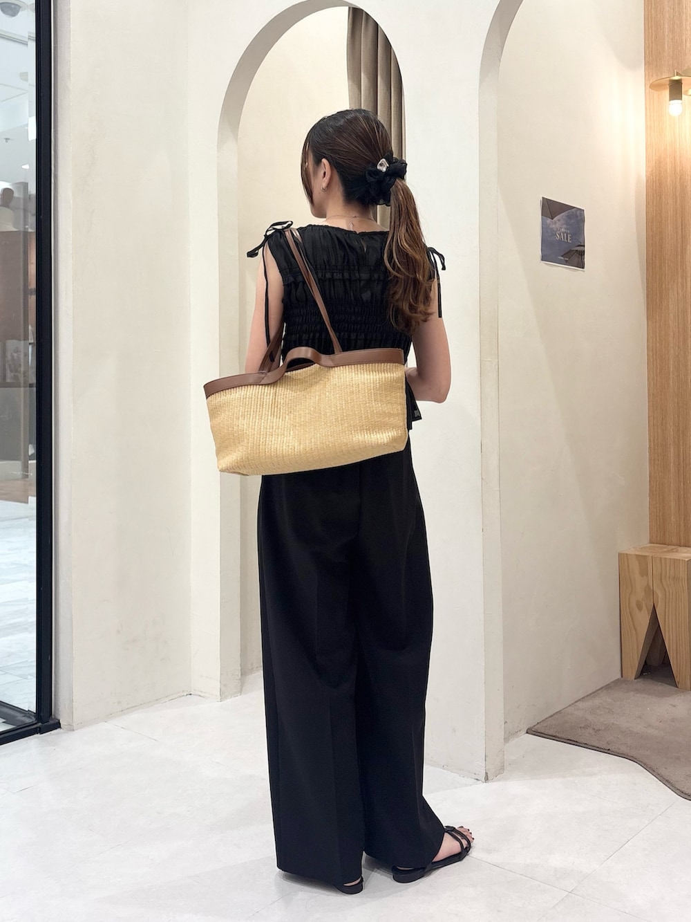 ブラック系のシャツ/ブラウス、ブラック系のその他パンツ、シルバー系のネックレスを着用したレディースの夏コーディネートの2枚目の写真