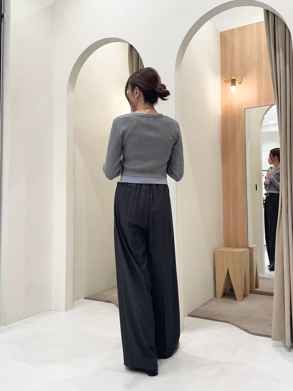 ブラック系のその他パンツ、ブラック系のローファー、ブラック系のショルダーバッグを着用したレディースの冬コーディネートの4枚目の写真