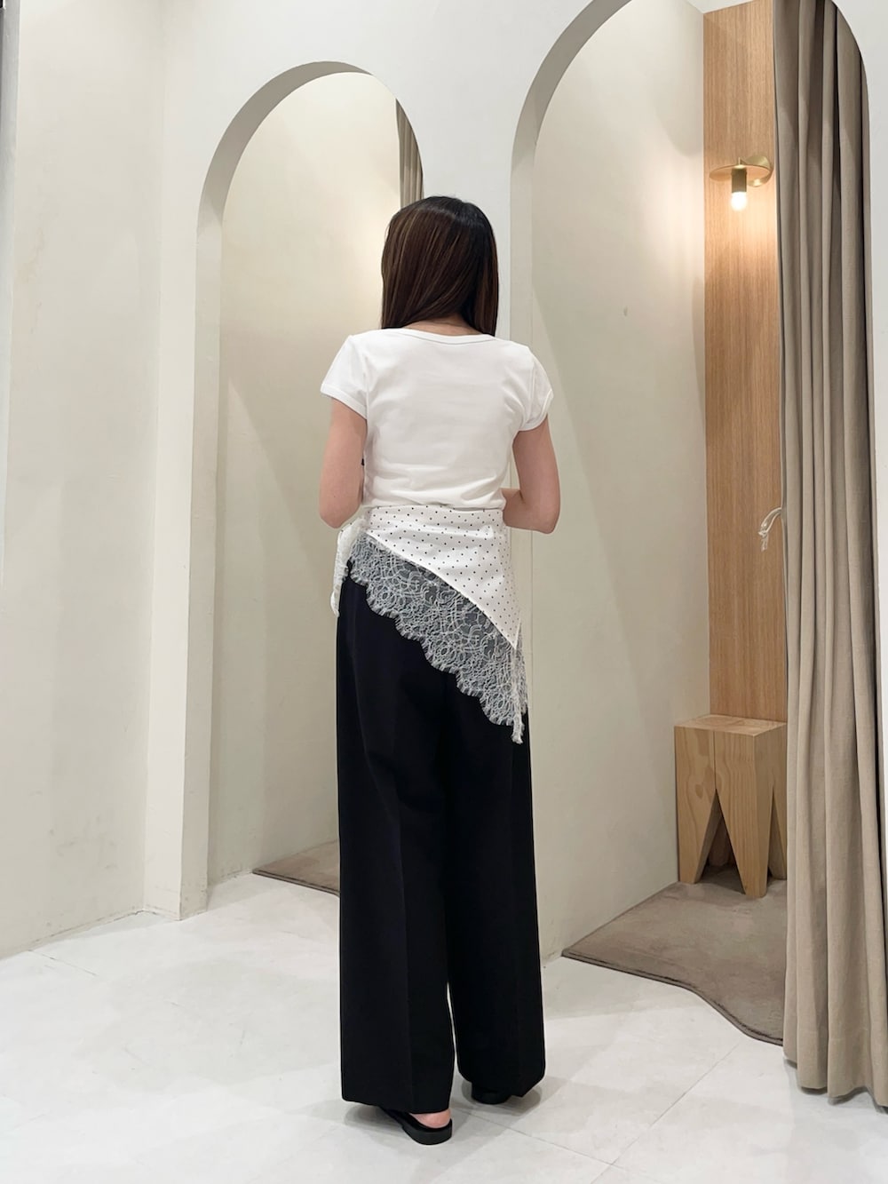 ホワイト系のTシャツ/カットソー、ブラック系のその他パンツ、ブラック系のパンプスを着用したレディースの夏コーディネートの3枚目の写真