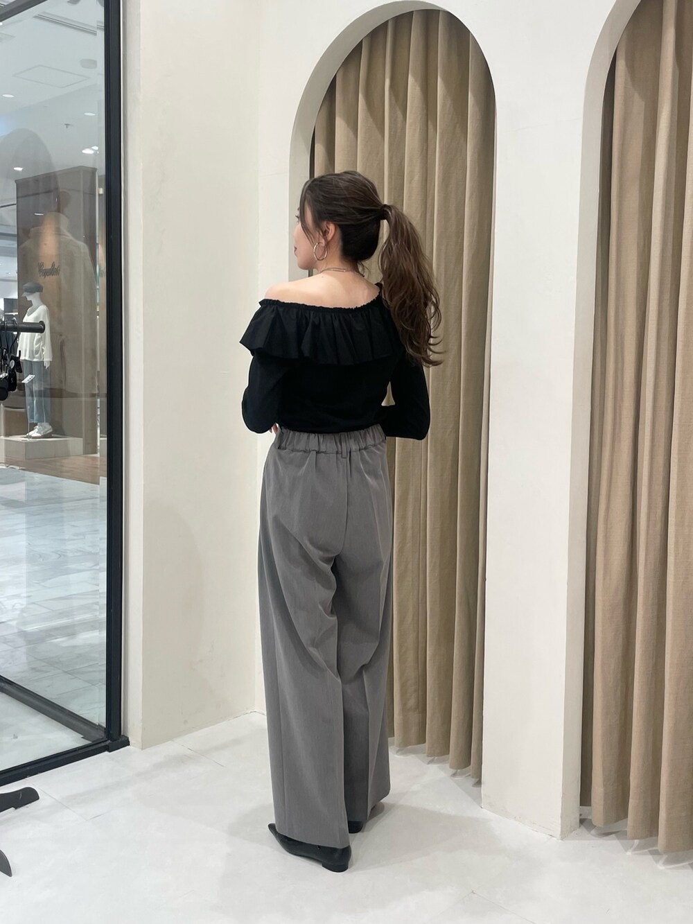 ブラック系のTシャツ/カットソー、グレー系のその他パンツ、ブラック系のパンプスを着用したレディースの春コーディネートの2枚目の写真