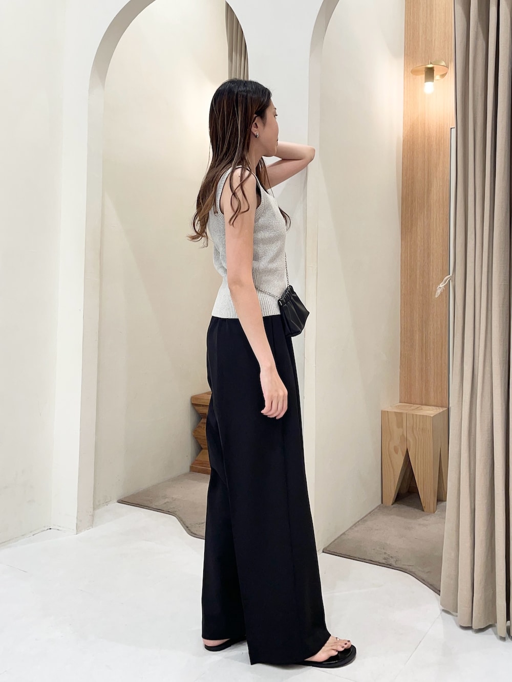 グレー系のニット/セーター、ブラック系のショルダーバッグ、ブラック系のその他パンツを着用したレディースの夏コーディネートの4枚目の写真