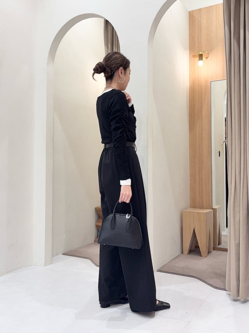 ブラック系のTシャツ/カットソー、ブラック系のその他パンツ、ブラック系のショルダーバッグを着用したレディースの冬コーディネートの4枚目の写真