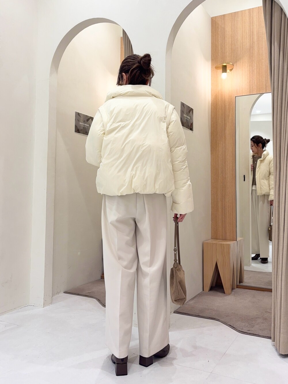 ホワイト系のその他アウター、ホワイト系のTシャツ/カットソー、ホワイト系のその他パンツを着用したレディースの冬コーディネートの3枚目の写真
