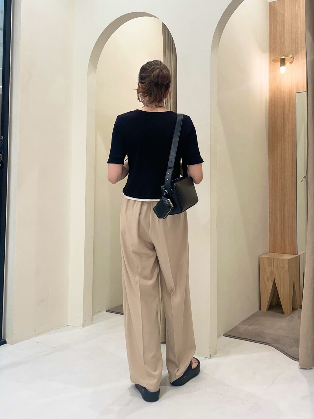 ブラック系のTシャツ/カットソー、ベージュ系のその他パンツ、ブラック系のショルダーバッグを着用したレディースの夏コーディネートの2枚目の写真