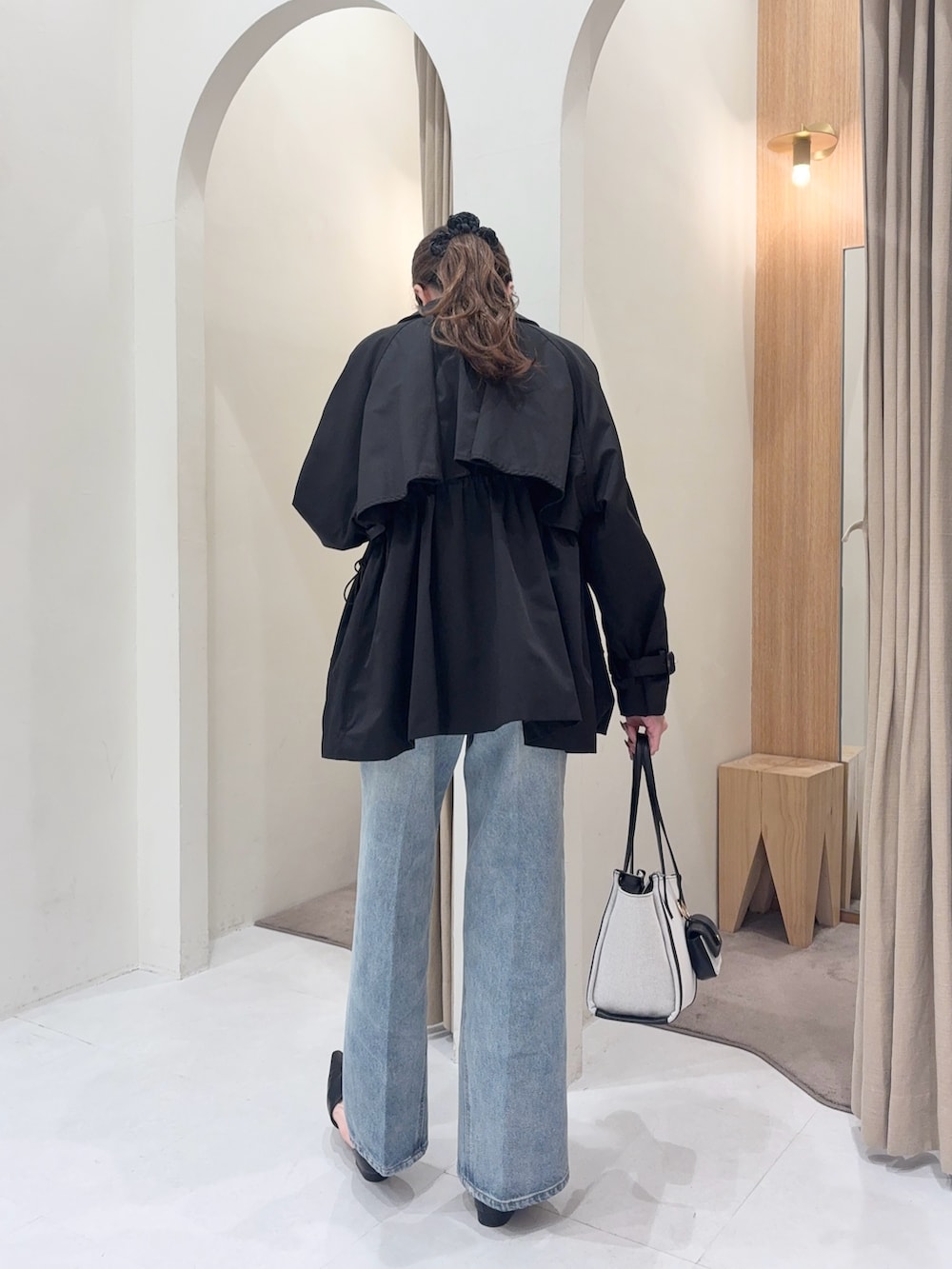 ブラック系のその他アウター、ブラック系のTシャツ/カットソー、ブルー系のデニムパンツを着用したレディースの春コーディネートの4枚目の写真