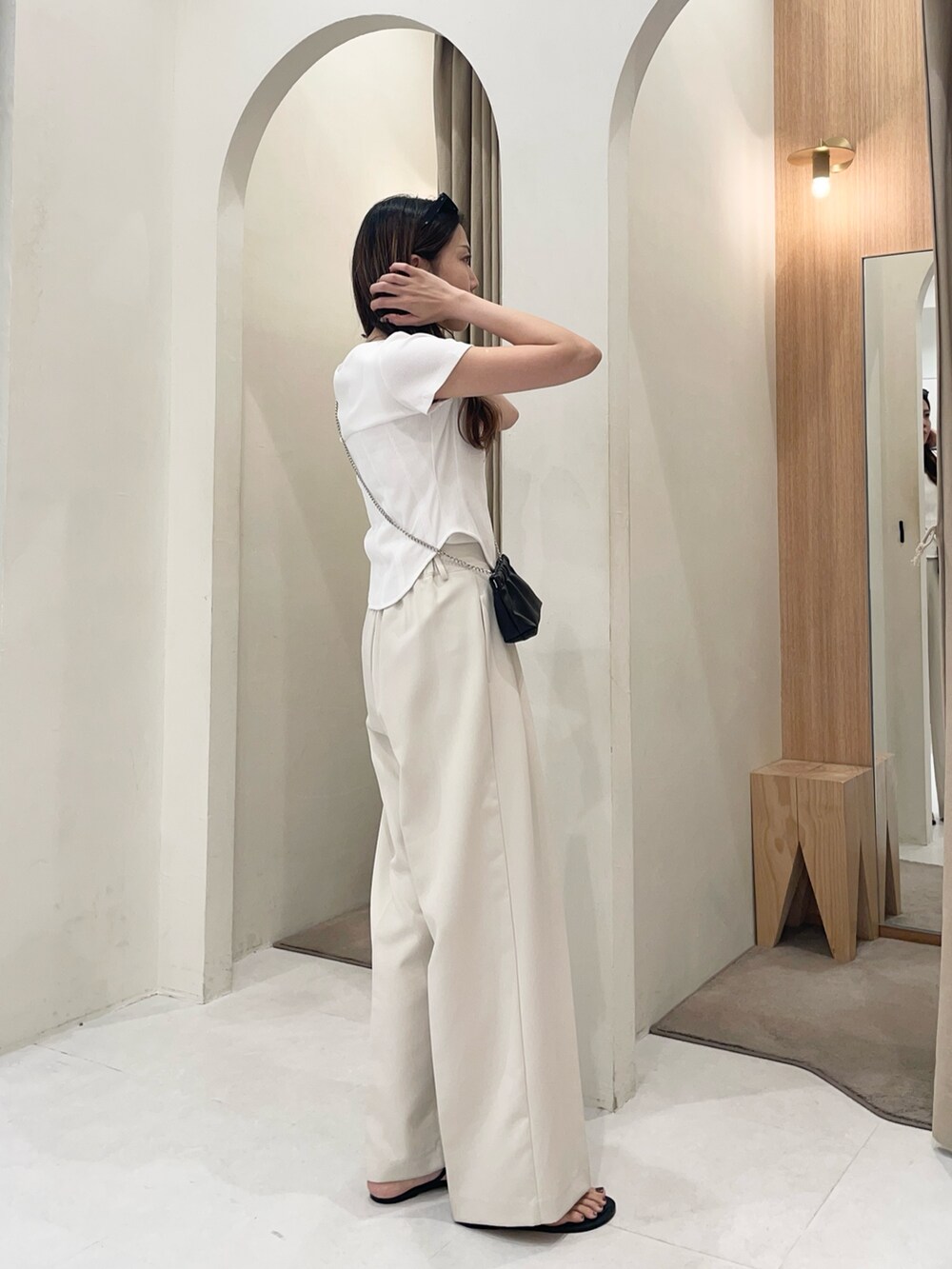 ホワイト系のTシャツ/カットソー、ホワイト系のショルダーバッグ、ホワイト系のその他パンツを着用したレディースの夏コーディネートの2枚目の写真