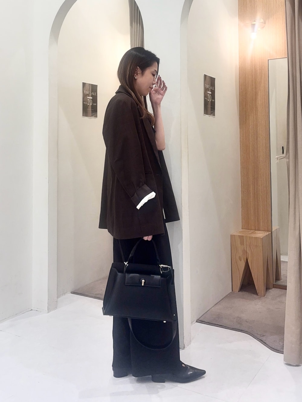 ブラック系のショルダーバッグ、ブラック系のその他パンツ、ブラウン系のテーラードジャケットを着用したレディースの秋コーディネートの4枚目の写真