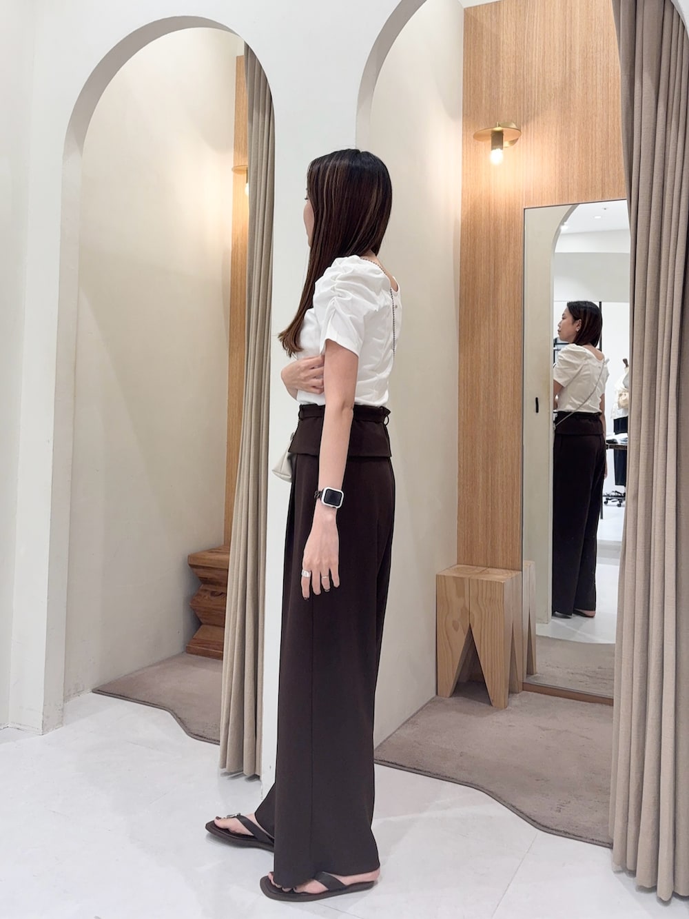 ホワイト系のTシャツ/カットソー、ホワイト系のショルダーバッグ、ブラウン系のその他パンツを着用したレディースの夏コーディネートの3枚目の写真