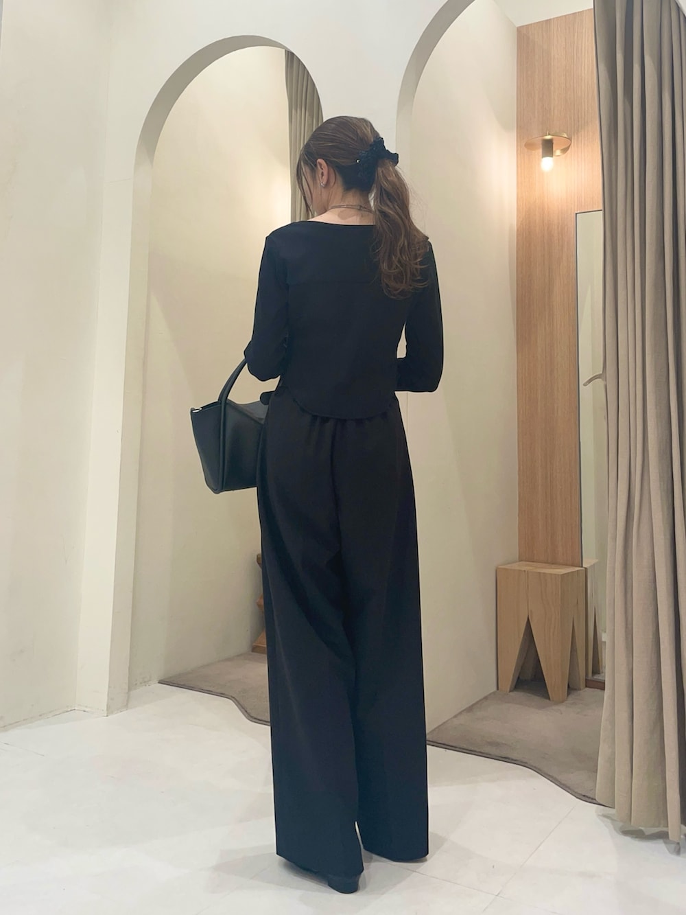 ブラック系のTシャツ/カットソー、ブラック系のパンプス、ブラック系のショルダーバッグを着用したレディースの春コーディネートの3枚目の写真