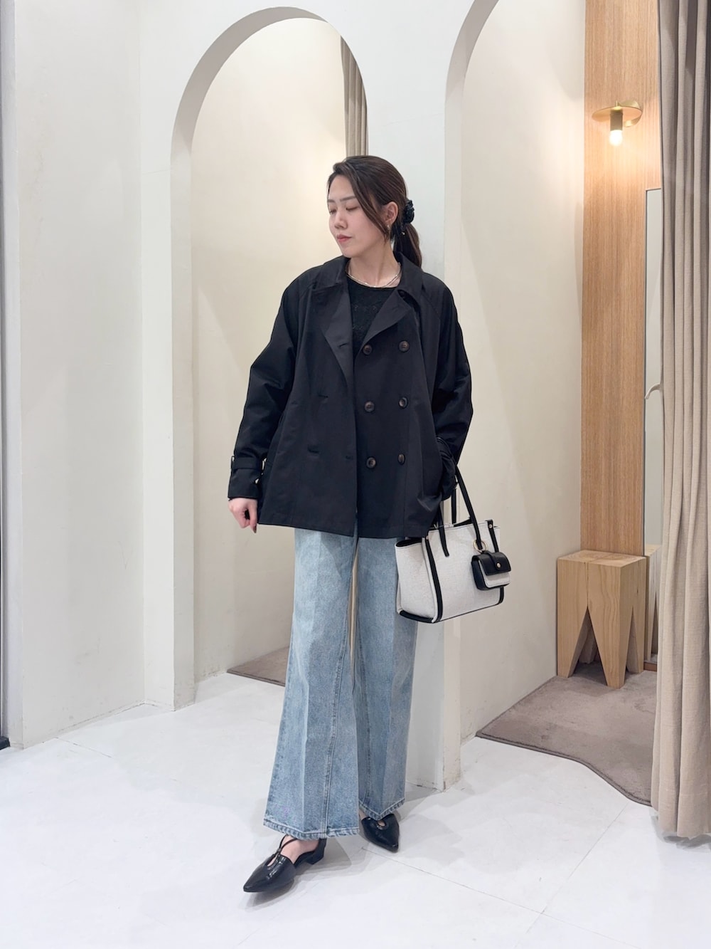 ブラック系のその他アウター、ブラック系のTシャツ/カットソー、ブルー系のデニムパンツを着用したレディースの春コーディネートの5枚目の写真