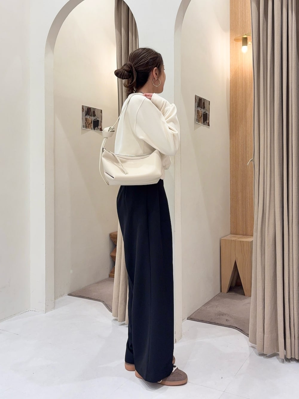 ホワイト系のTシャツ/カットソー、ホワイト系のショルダーバッグ、ブラック系のその他パンツを着用したレディースの秋コーディネートの3枚目の写真