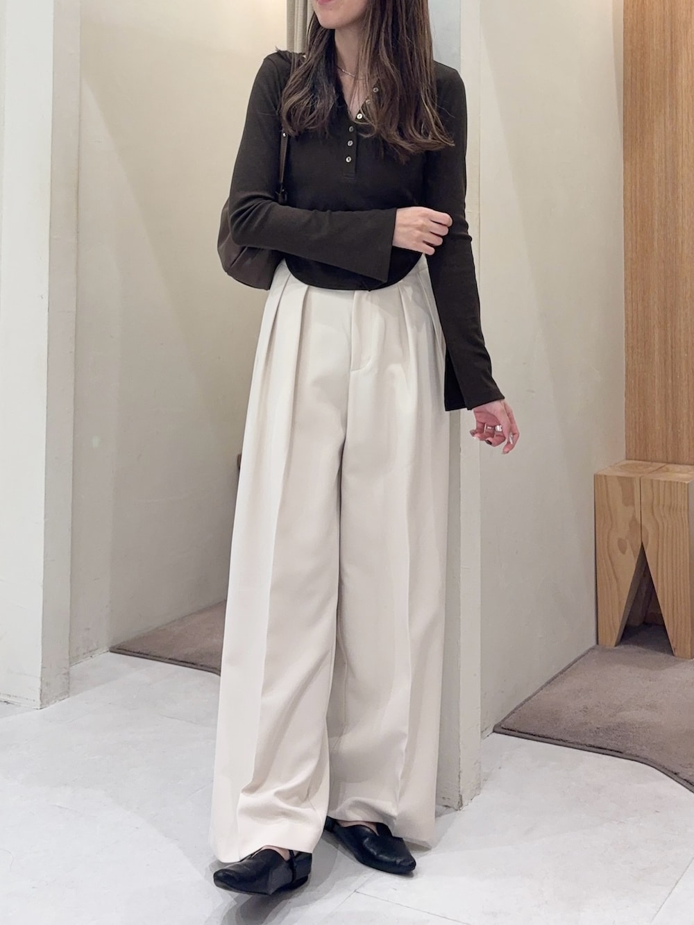 ホワイト系のその他パンツ、ブラウン系のTシャツ/カットソー、ブラウン系のショルダーバッグを着用したレディースの秋コーディネートの3枚目の写真