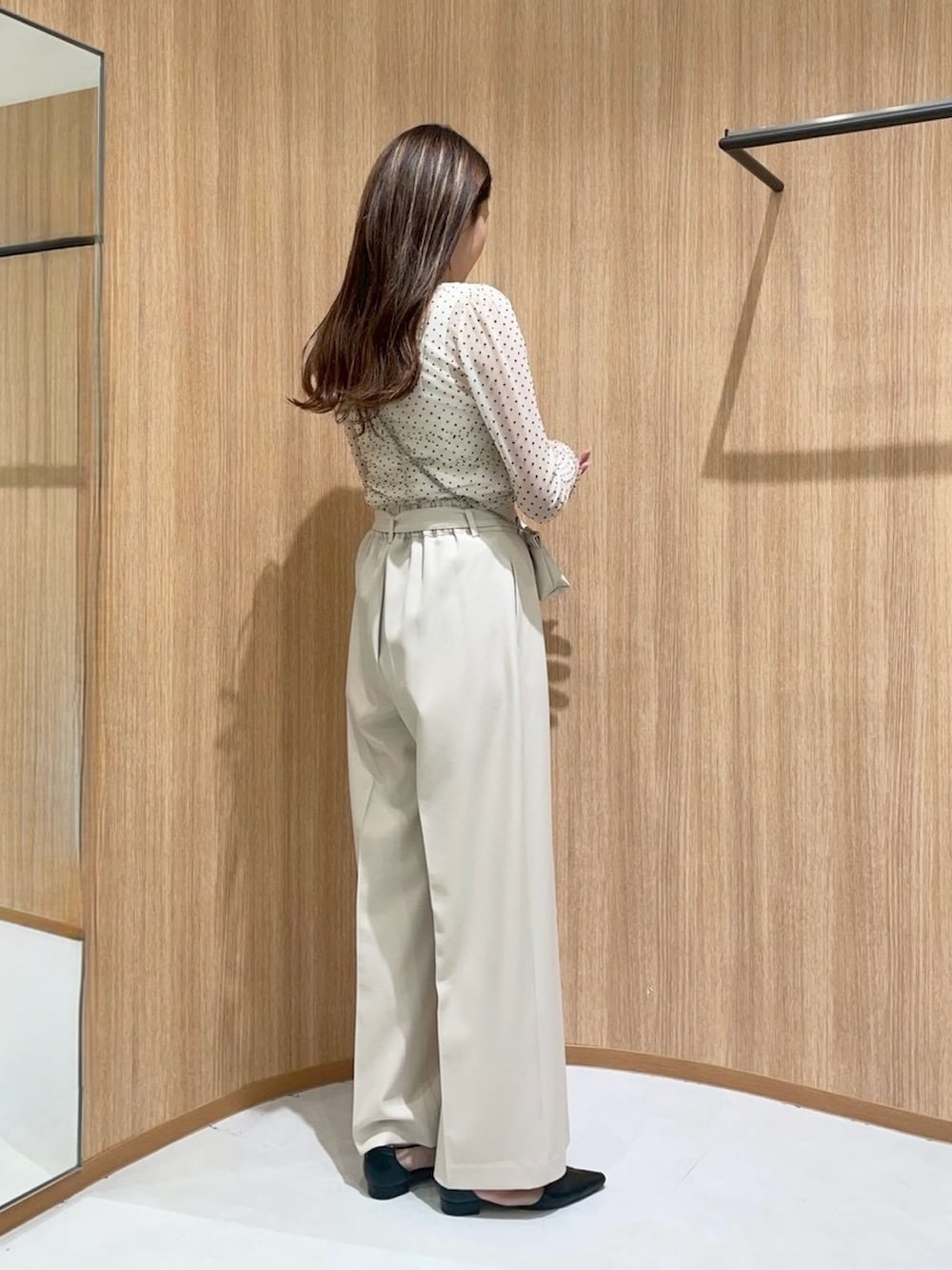 ベージュ系のシャツ/ブラウス、ホワイト系のショルダーバッグ、ホワイト系のその他パンツを着用したレディースの春コーディネートの2枚目の写真