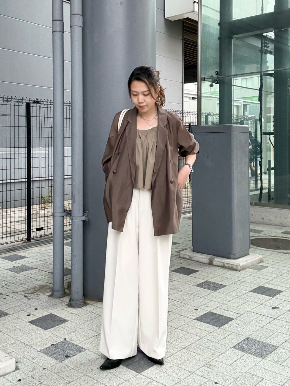 ホワイト系のその他パンツ、ブラック系のパンプス、ベージュ系のシャツ/ブラウスを着用したレディースの秋コーディネートの6枚目の写真