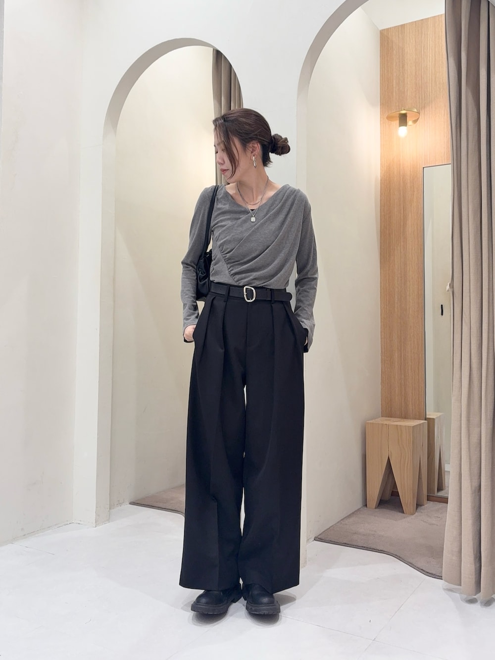 グレー系のTシャツ/カットソー、ブラック系のショルダーバッグ、ブラック系のその他パンツを着用したレディースの冬コーディネートの5枚目の写真