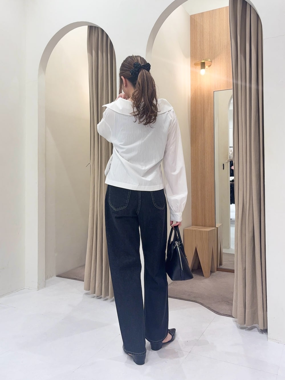 ホワイト系のシャツ/ブラウス、ブラック系のデニムパンツ、ブラック系のショルダーバッグを着用したレディースの春コーディネートの3枚目の写真