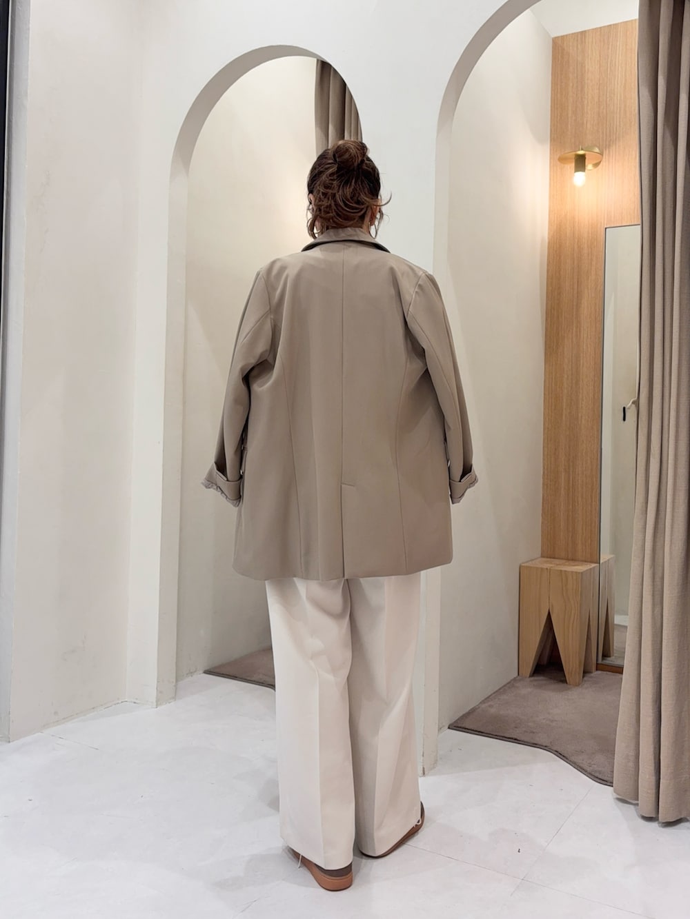 ベージュ系のテーラードジャケット、ホワイト系のTシャツ/カットソー、ホワイト系のその他パンツを着用したレディースの秋コーディネートの2枚目の写真