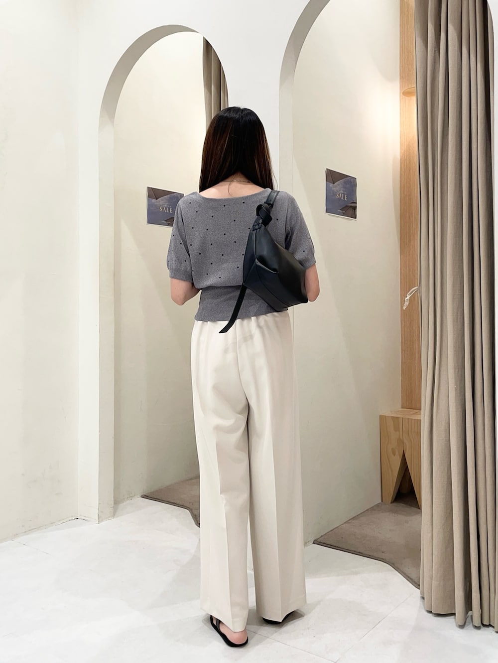 ホワイト系のその他パンツ、グレー系のカーディガン/ボレロ、ブラック系のショルダーバッグを着用したレディースの夏コーディネートの2枚目の写真
