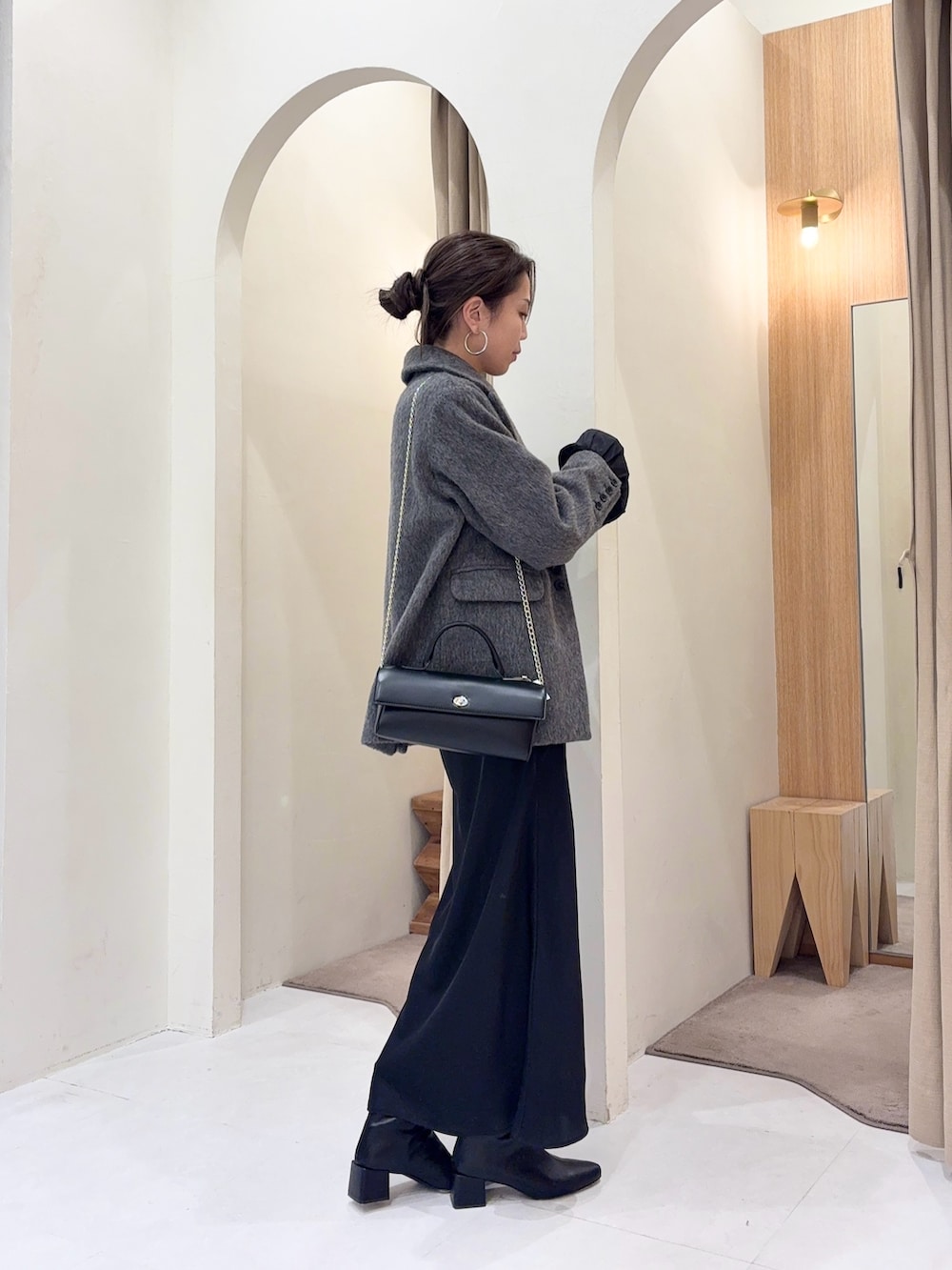 ブラック系のニット/セーター、グレー系のその他アウター、ブラック系のスカートを着用したレディースの冬コーディネートの4枚目の写真