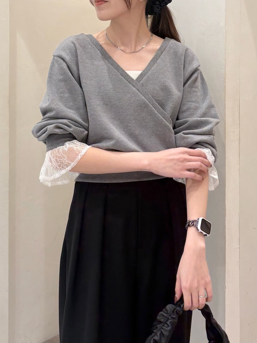 グレー系のTシャツ/カットソー、ブラック系のその他パンツ、ブラック系のパンプスを着用したレディースの春コーディネートの2枚目の写真