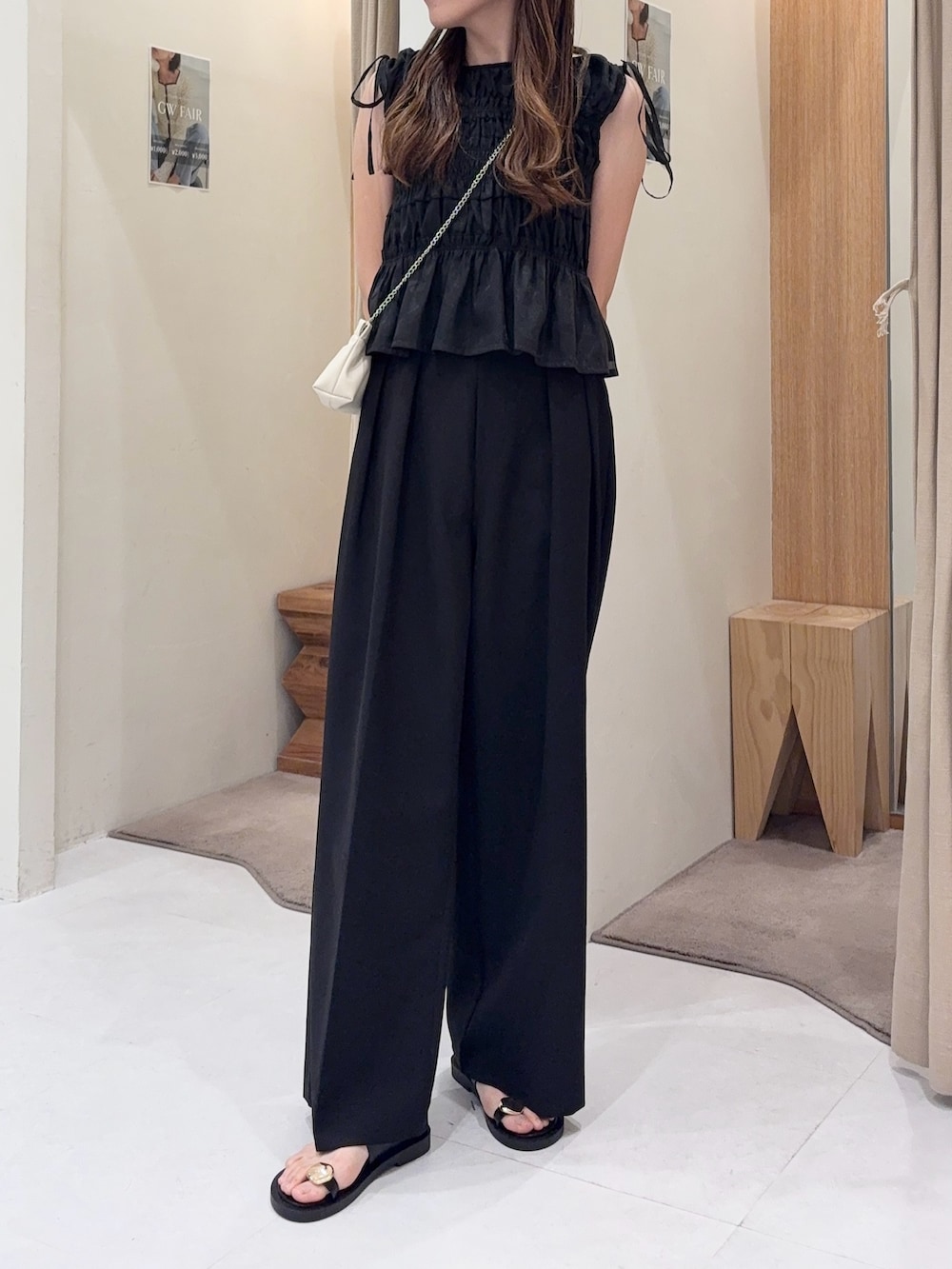 ブラック系のシャツ/ブラウス、ホワイト系のショルダーバッグ、ブラック系のその他パンツを着用したレディースの春コーディネートの4枚目の写真