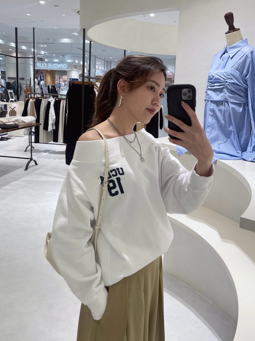 ホワイト系のTシャツ/カットソー、ベージュ系のその他パンツ、ホワイト系のショルダーバッグを着用したレディースの冬コーディネートの2枚目の写真