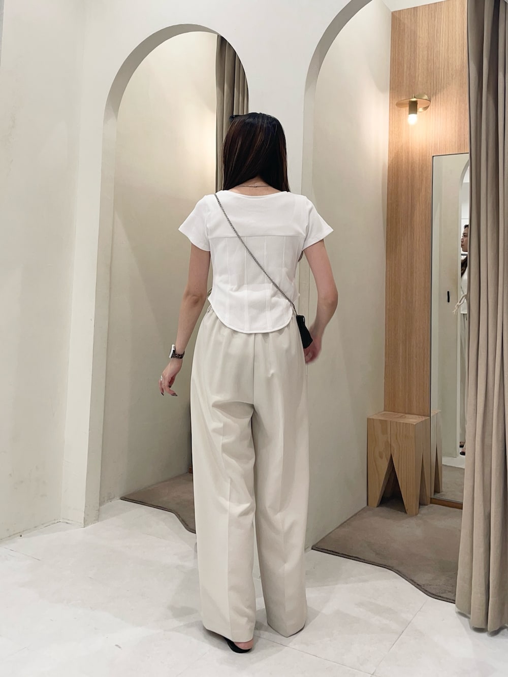 ホワイト系のTシャツ/カットソー、ホワイト系のショルダーバッグ、ホワイト系のその他パンツを着用したレディースの夏コーディネートの3枚目の写真