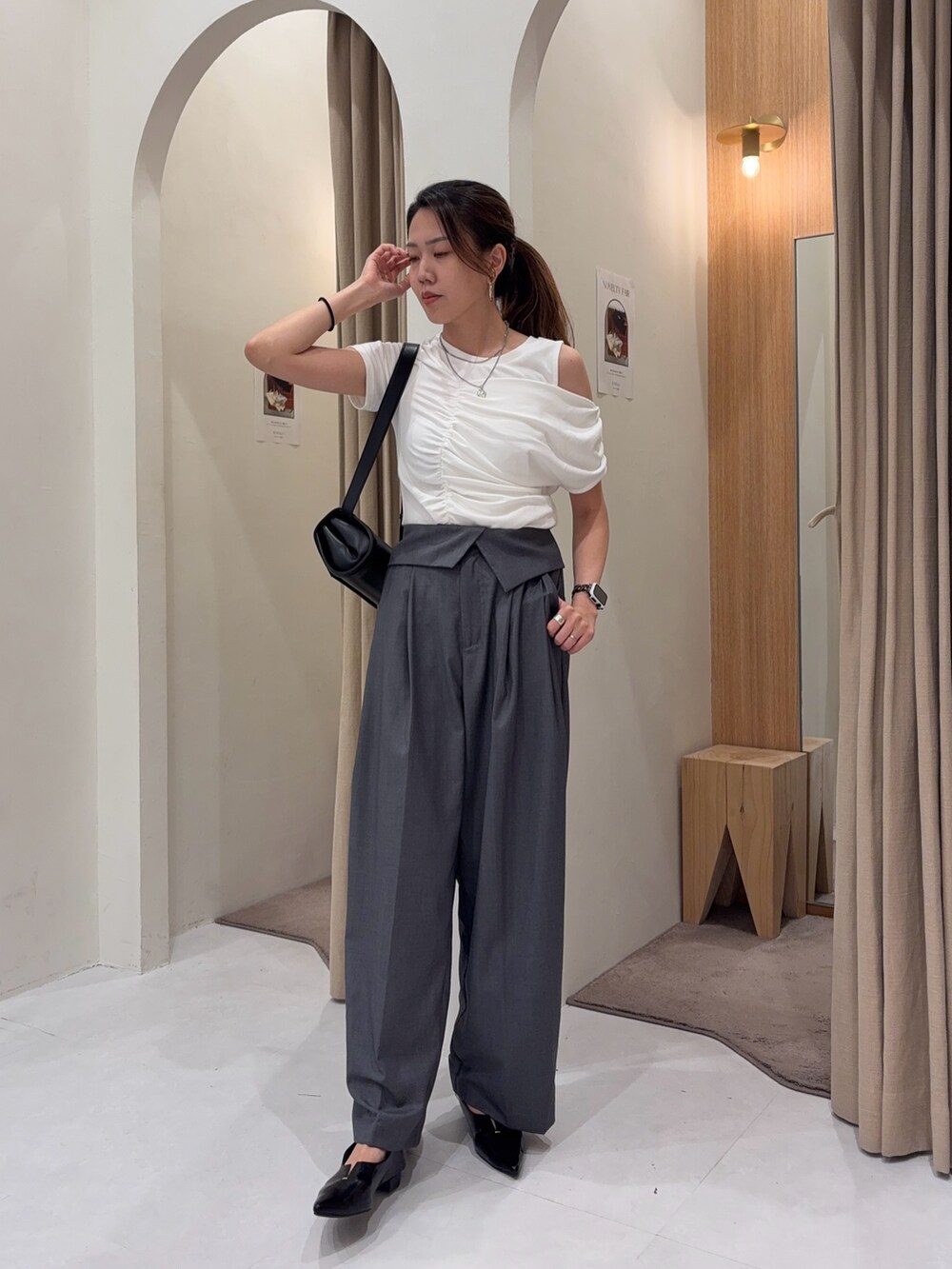 ホワイト系のTシャツ/カットソー、ブラック系のパンプス、ブラック系のショルダーバッグを着用したレディースの夏コーディネートの4枚目の写真