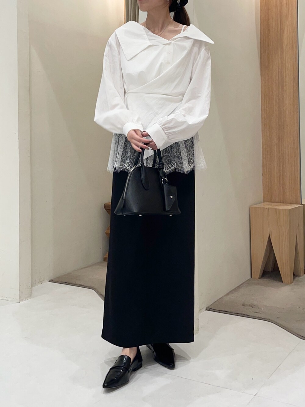 ホワイト系のシャツ/ブラウス、ホワイト系のキャミソール、ブラック系のショルダーバッグを着用したレディースの冬コーディネートの4枚目の写真