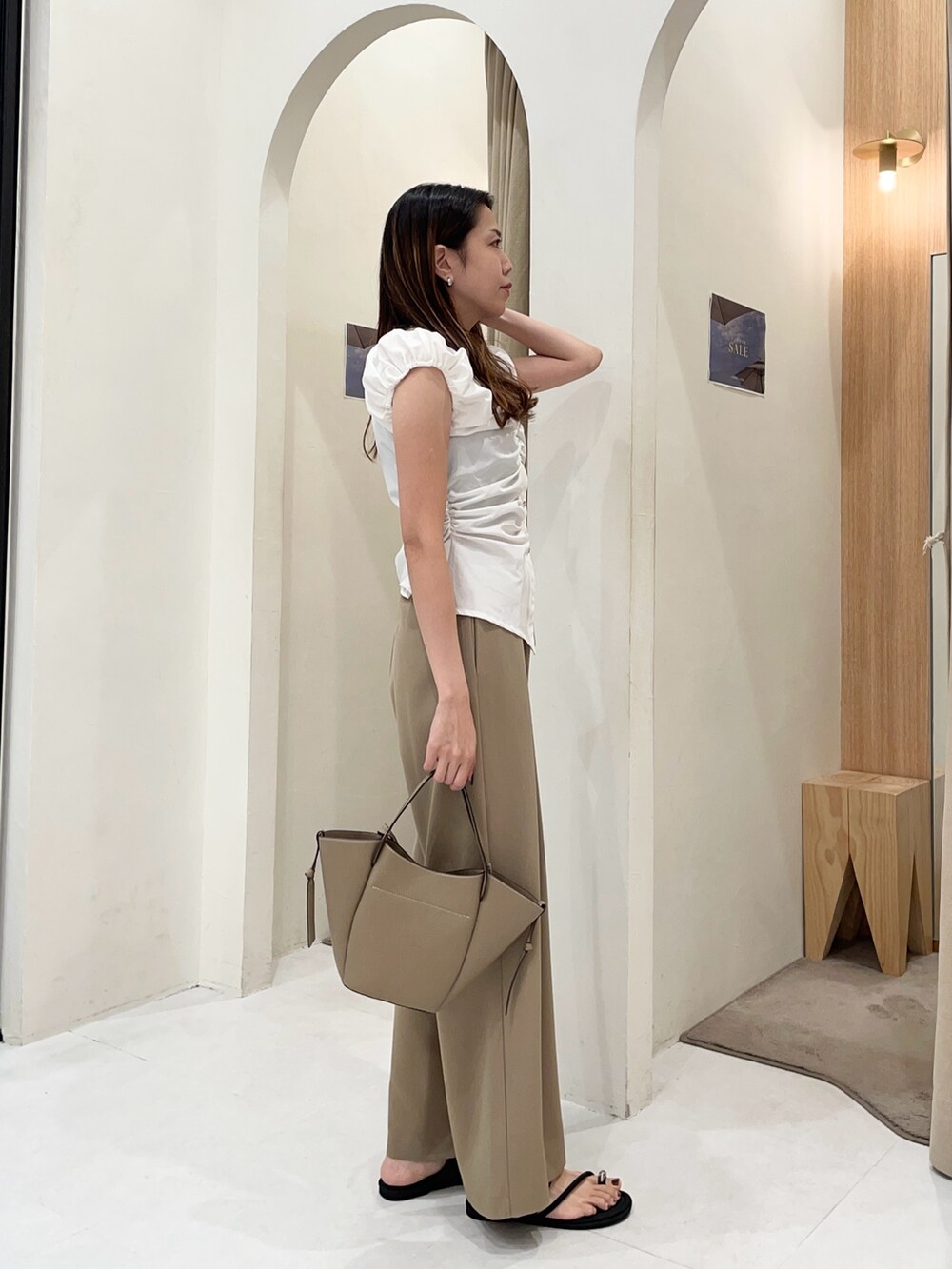 ホワイト系のシャツ/ブラウス、ベージュ系のその他パンツ、ベージュ系のショルダーバッグを着用したレディースの夏コーディネートの2枚目の写真