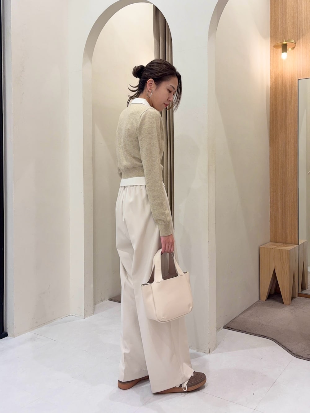 ベージュ系のカーディガン/ボレロ、ホワイト系のその他パンツ、ホワイト系のショルダーバッグを着用したレディースの冬コーディネートの2枚目の写真