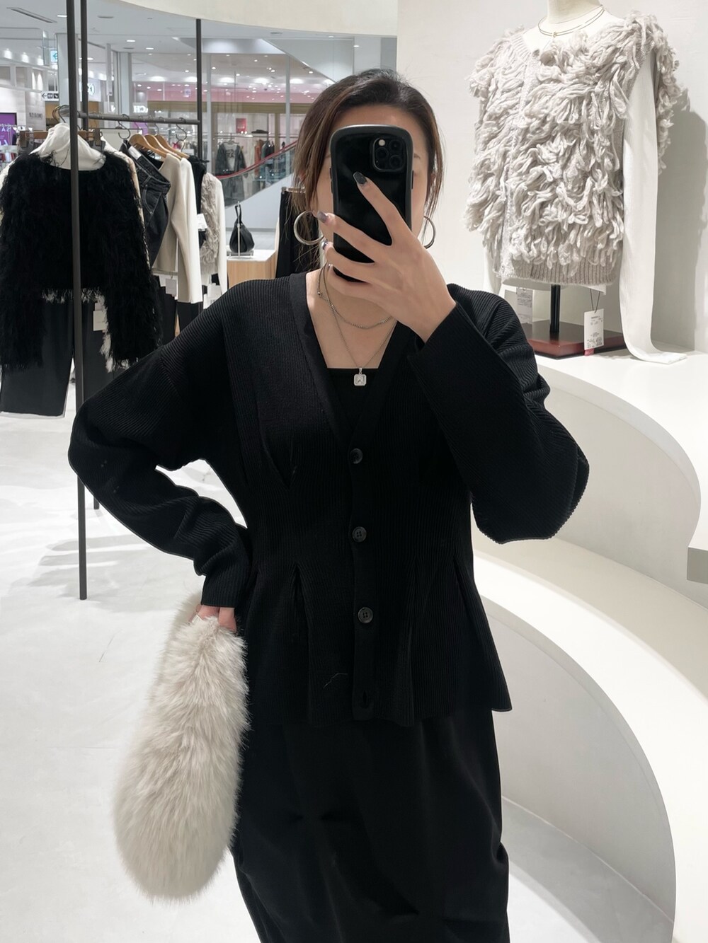 ブラック系のカーディガン/ボレロ、ブラック系のスカートを着用したレディースの冬コーディネートの2枚目の写真