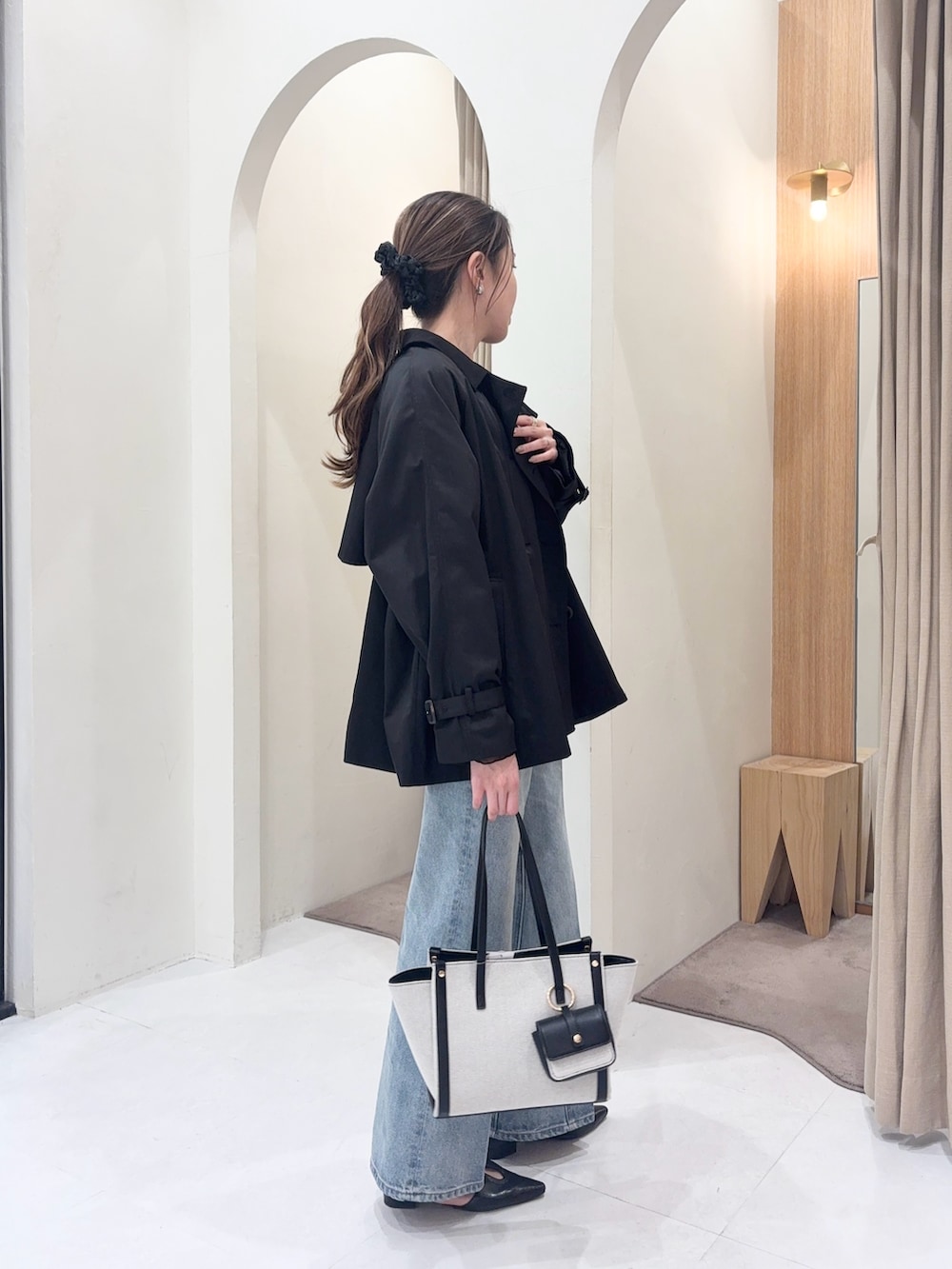 ブラック系のその他アウター、ブラック系のTシャツ/カットソー、ブルー系のデニムパンツを着用したレディースの春コーディネートの3枚目の写真