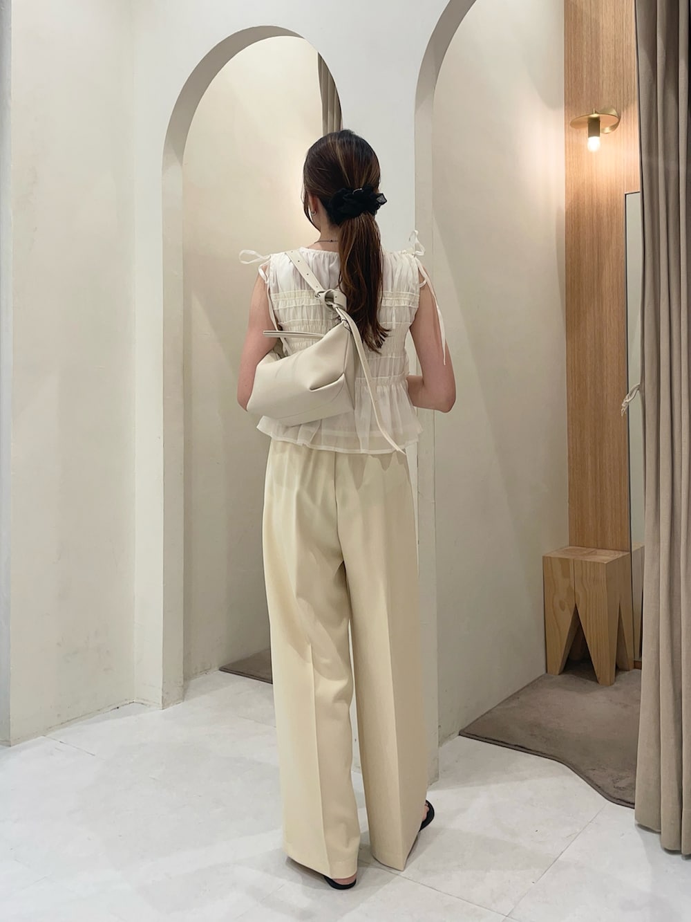 ホワイト系のシャツ/ブラウス、イエロー系のその他パンツ、ブラック系のパンプスを着用したレディースの夏コーディネートの2枚目の写真