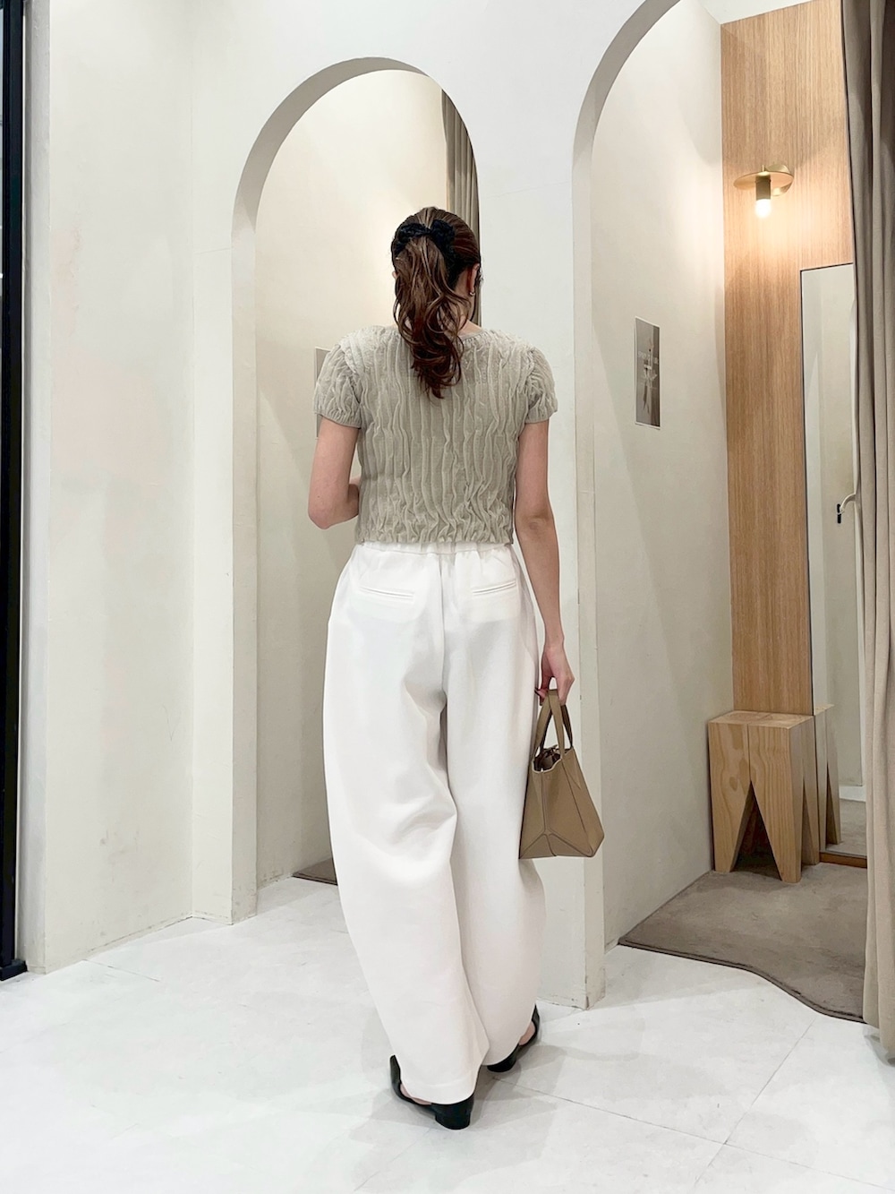 ベージュ系のカーディガン/ボレロ、ベージュ系のショルダーバッグ、ホワイト系のその他パンツを着用したレディースの春コーディネートの3枚目の写真