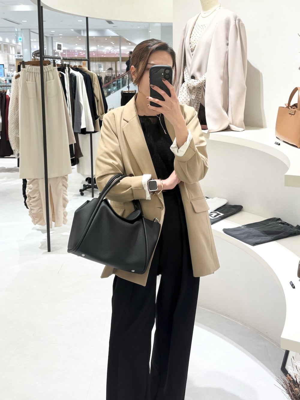 ブラック系のシャツ/ブラウス、ブラック系のショルダーバッグ、ブラック系のその他パンツを着用したレディースの春コーディネートの2枚目の写真