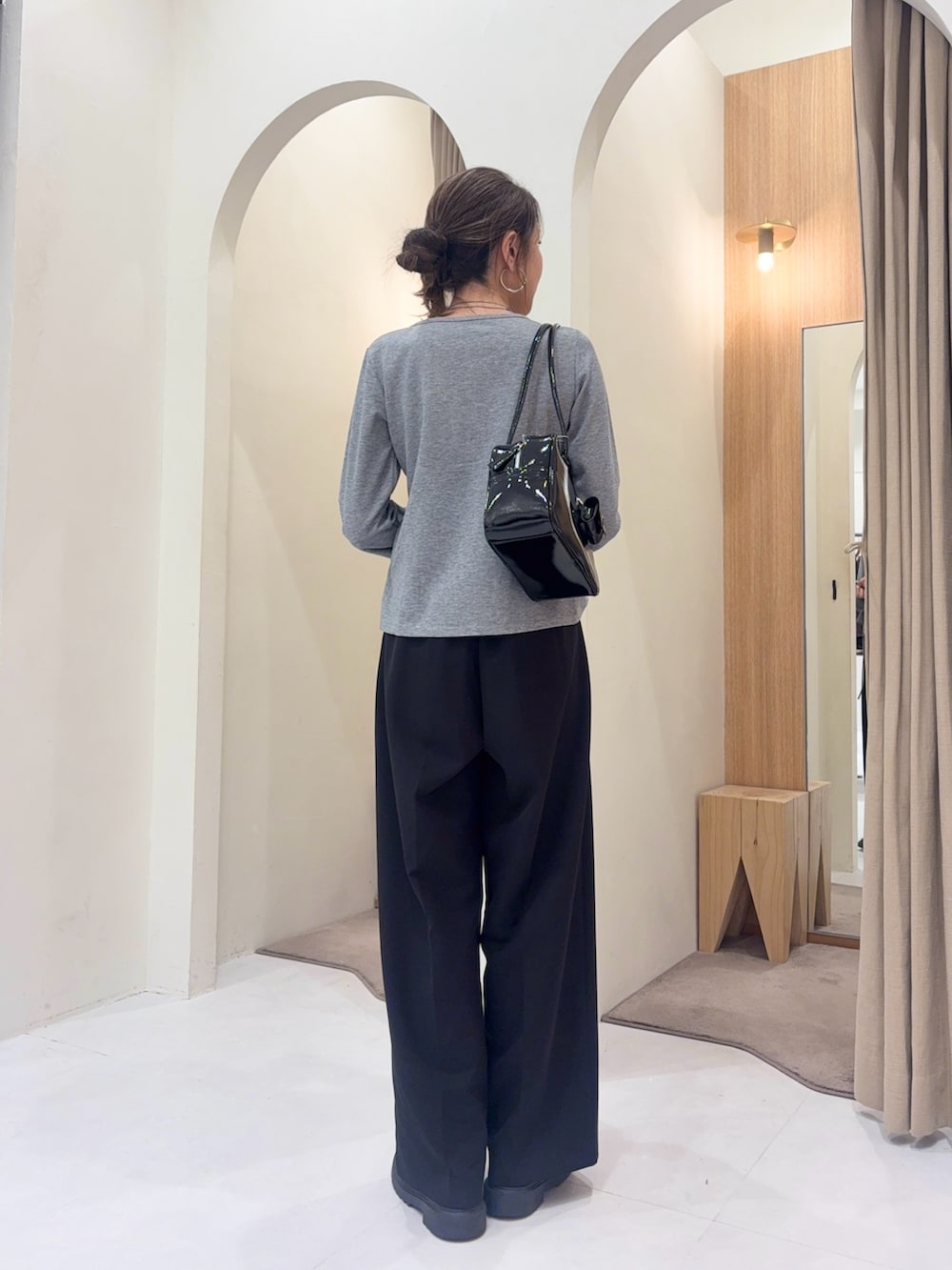 グレー系のTシャツ/カットソー、ブラック系のショルダーバッグ、ブラック系のその他パンツを着用したレディースの秋コーディネートの2枚目の写真