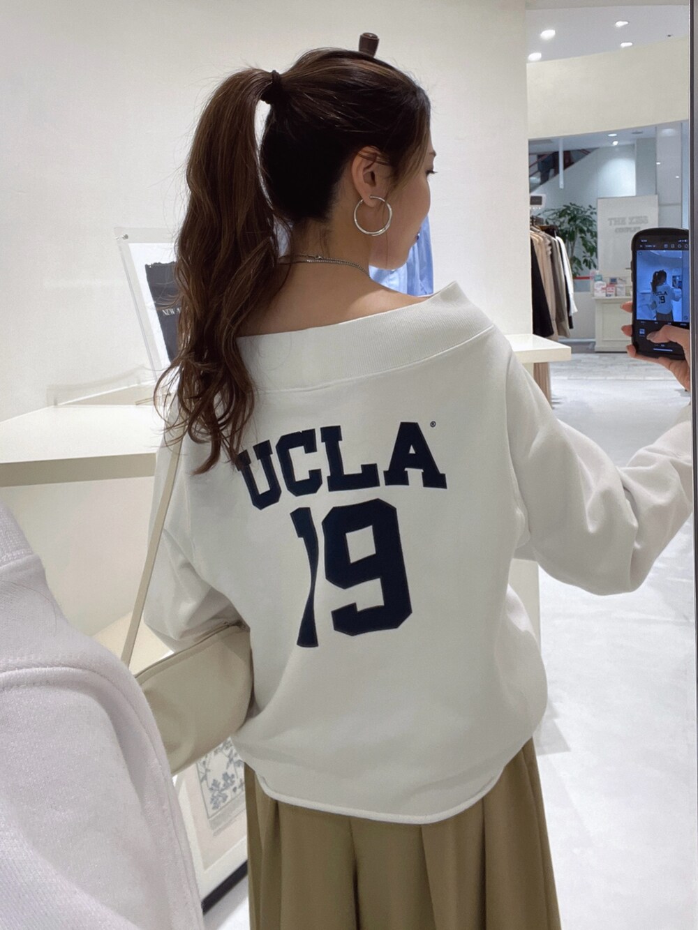 ホワイト系のTシャツ/カットソー、ベージュ系のその他パンツ、ホワイト系のショルダーバッグを着用したレディースの冬コーディネートの3枚目の写真