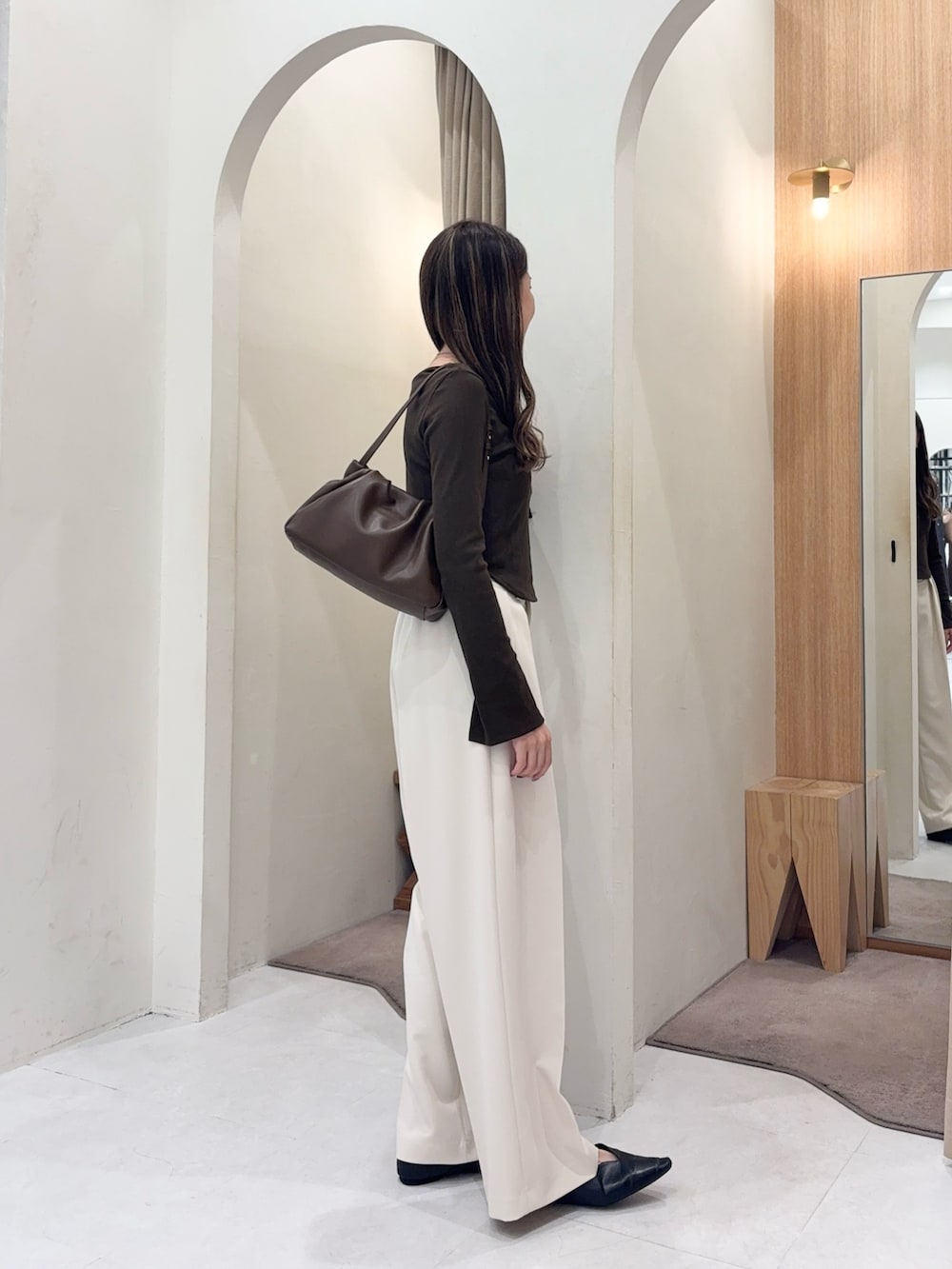 ホワイト系のその他パンツ、ブラウン系のTシャツ/カットソー、ブラウン系のショルダーバッグを着用したレディースの秋コーディネートの2枚目の写真