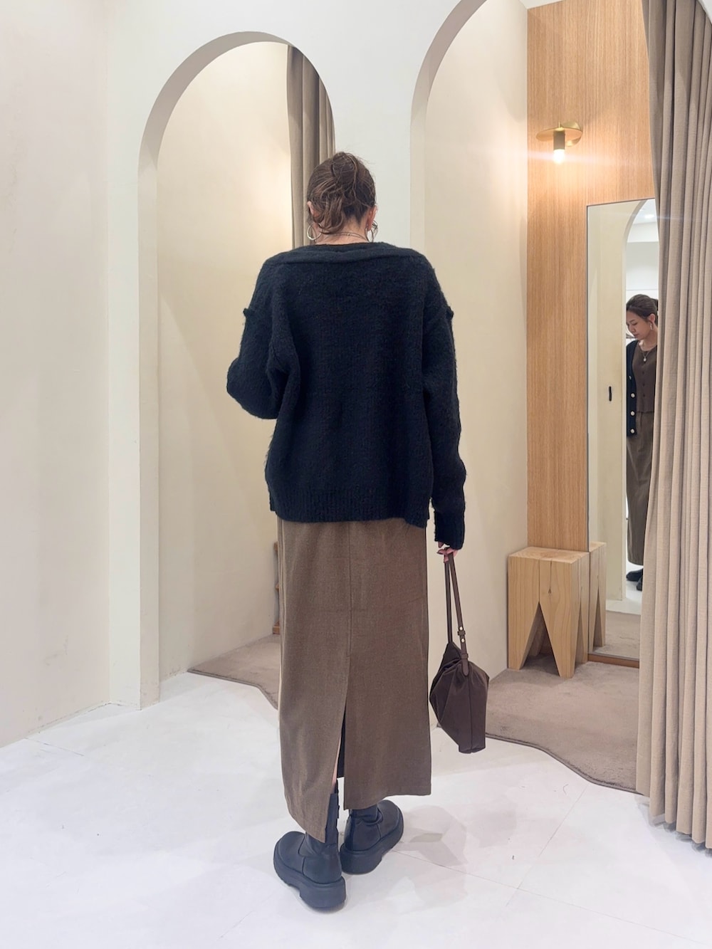 ブラウン系のカーディガン/ボレロ、ブラウン系のスカート、ブラック系のカーディガン/ボレロを着用したレディースの秋コーディネートの5枚目の写真