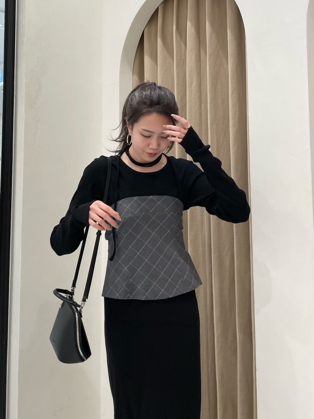 ブラック系のワンピース、ブラック系のパンプス、グレー系のシャツ/ブラウスを着用したレディースの春コーディネートの3枚目の写真