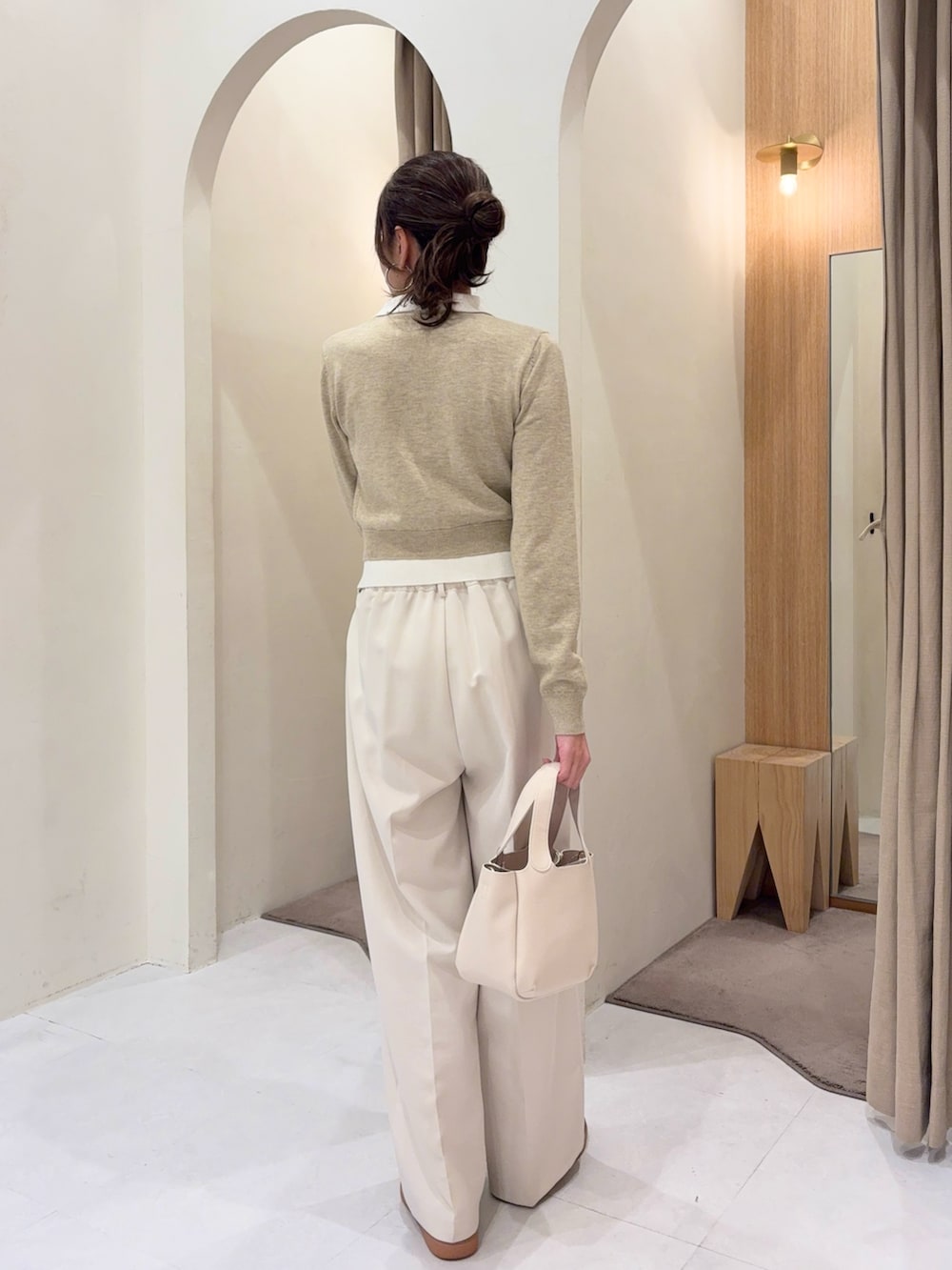 ベージュ系のカーディガン/ボレロ、ホワイト系のその他パンツ、ホワイト系のショルダーバッグを着用したレディースの冬コーディネートの3枚目の写真