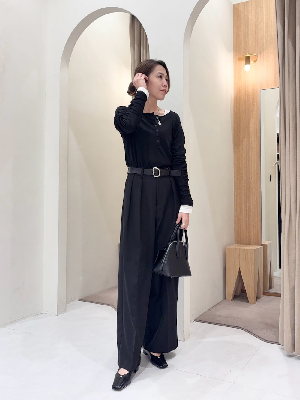 ブラック系のTシャツ/カットソー、ブラック系のその他パンツ、ブラック系のショルダーバッグを着用したレディースの冬コーディネートの2枚目の写真