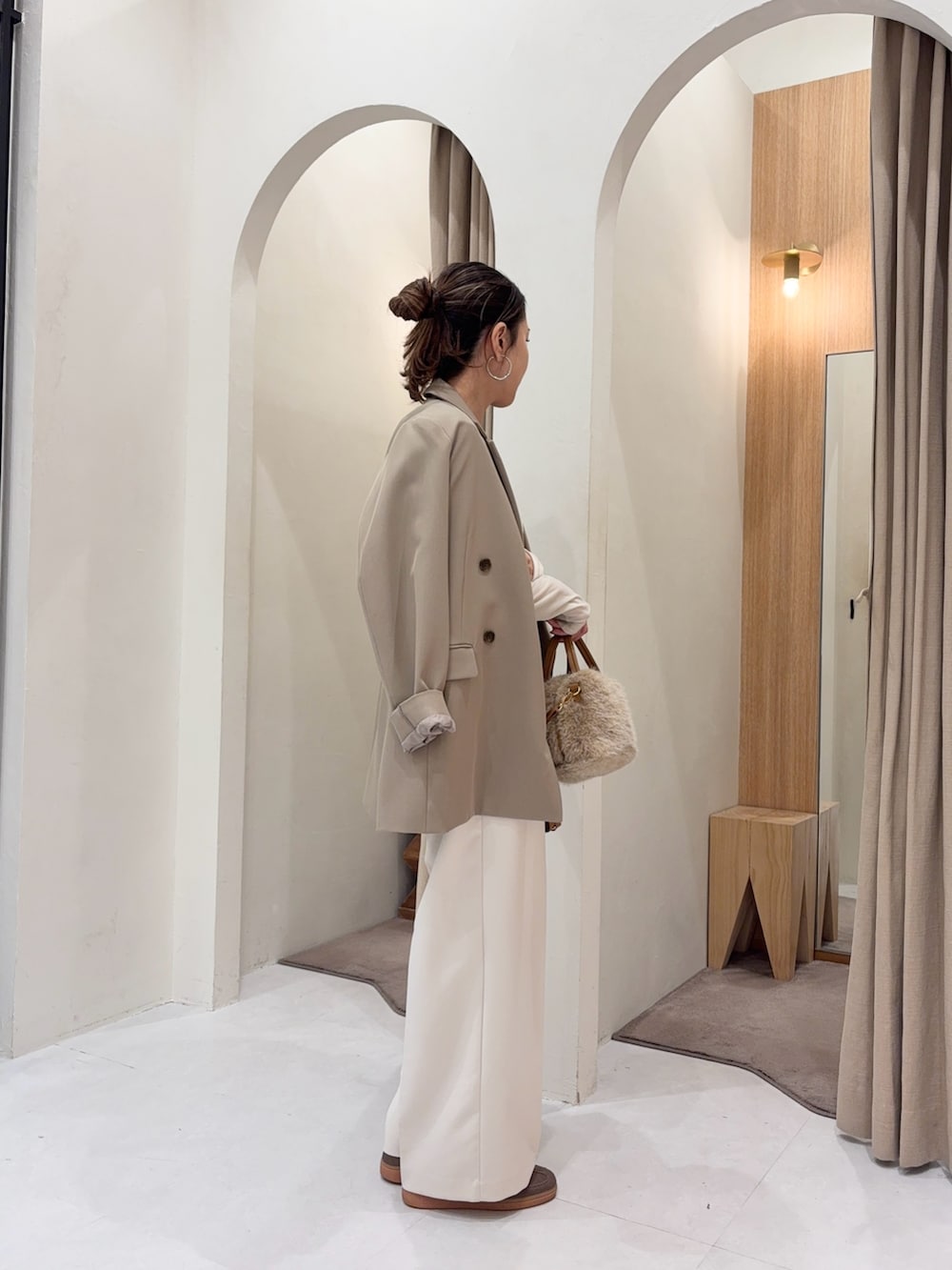 ベージュ系のテーラードジャケット、ホワイト系のTシャツ/カットソー、ホワイト系のその他パンツを着用したレディースの秋コーディネートの4枚目の写真