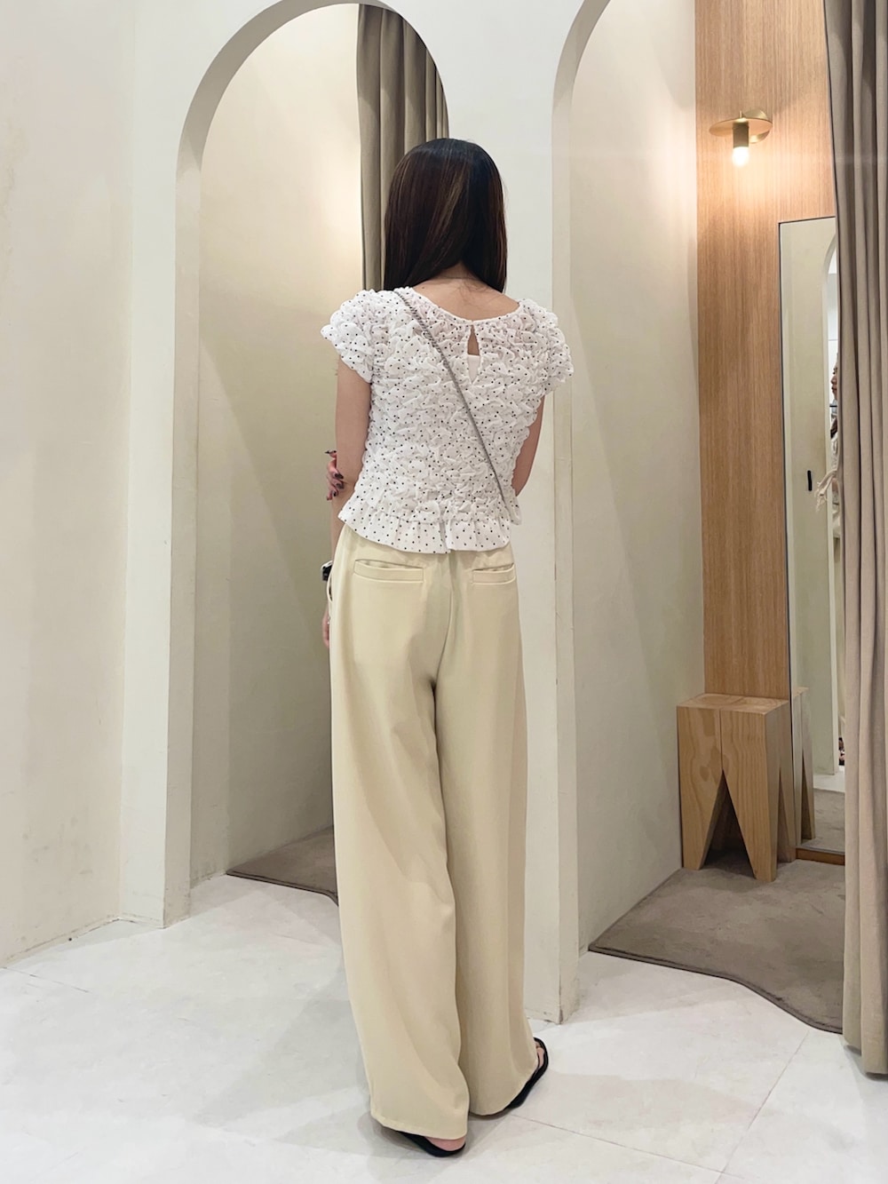 ホワイト系のシャツ/ブラウス、ホワイト系のショルダーバッグ、イエロー系のその他パンツを着用したレディースの夏コーディネートの2枚目の写真
