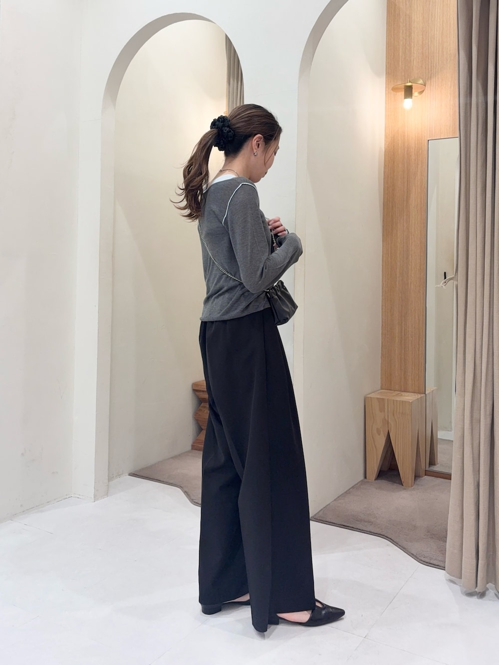 グレー系のカーディガン/ボレロ、ブラック系のショルダーバッグ、ブラック系のその他パンツを着用したレディースの春コーディネートの4枚目の写真