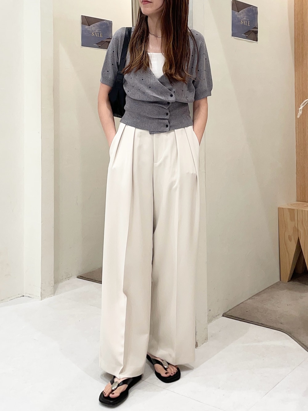 ホワイト系のその他パンツ、グレー系のカーディガン/ボレロ、ブラック系のショルダーバッグを着用したレディースの夏コーディネートの4枚目の写真