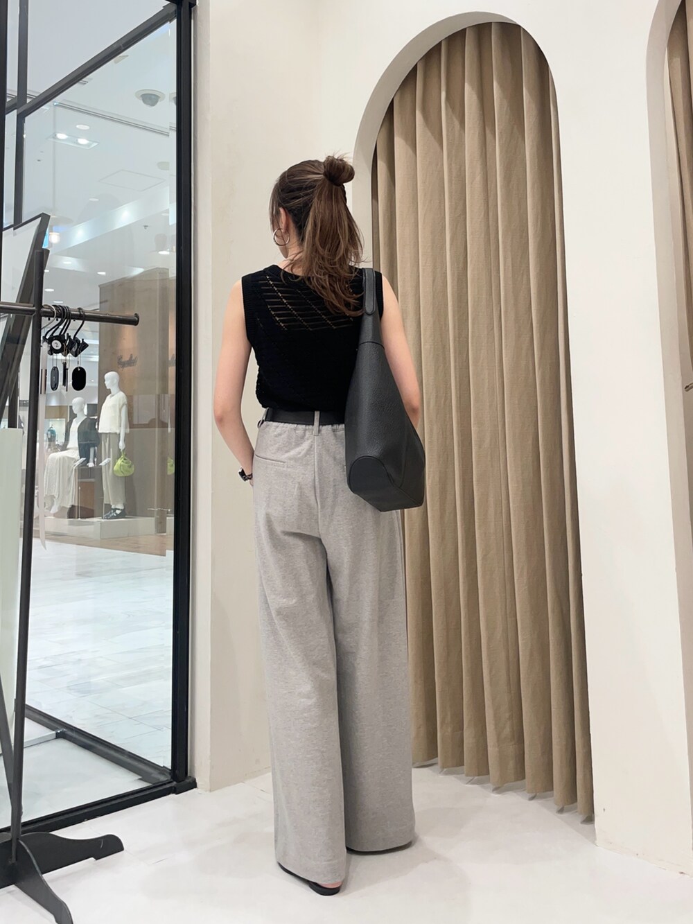 グレー系のその他パンツ、ブラック系のサンダル、ブラック系のトートバッグを着用したレディースの夏コーディネートの3枚目の写真