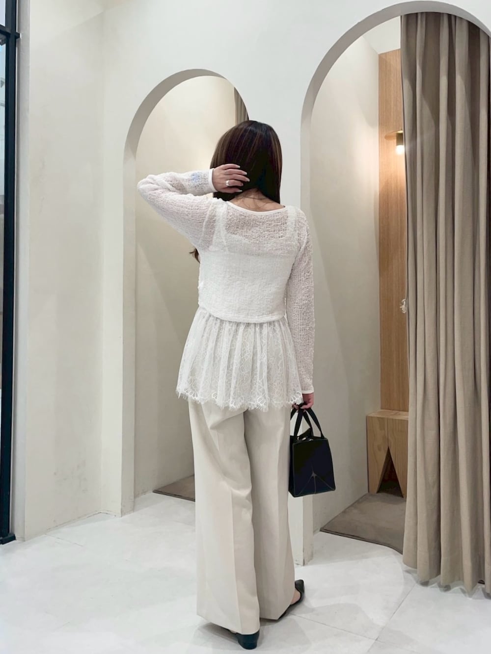 ホワイト系のシャツ/ブラウス、ホワイト系のキャミソール、ホワイト系のその他パンツを着用したレディースの春コーディネートの3枚目の写真